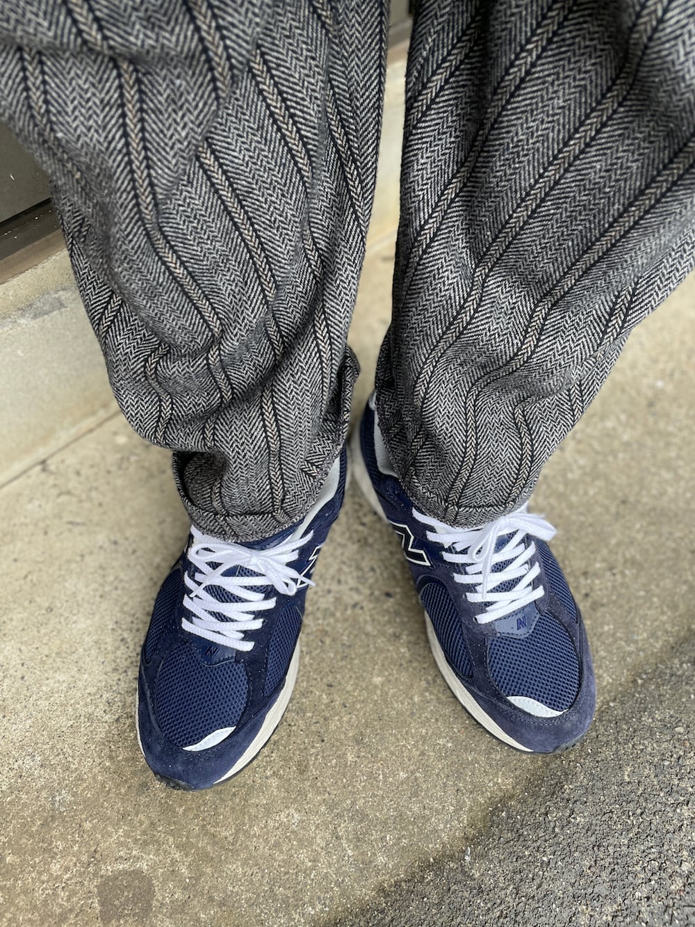 ブルー系のスニーカー、ブラック系のその他パンツ、ホワイト系のTシャツ/カットソーを着用したメンズの春コーディネートの3枚目の写真