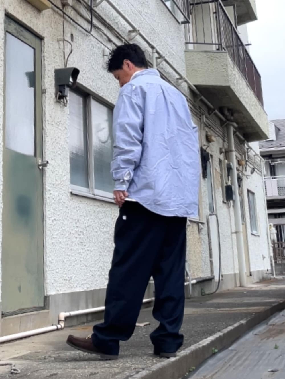 ブラウン系のブーツ、ブルー系のその他パンツ、ブルー系のシャツ/ブラウスを着用したメンズの春コーディネートの2枚目の写真