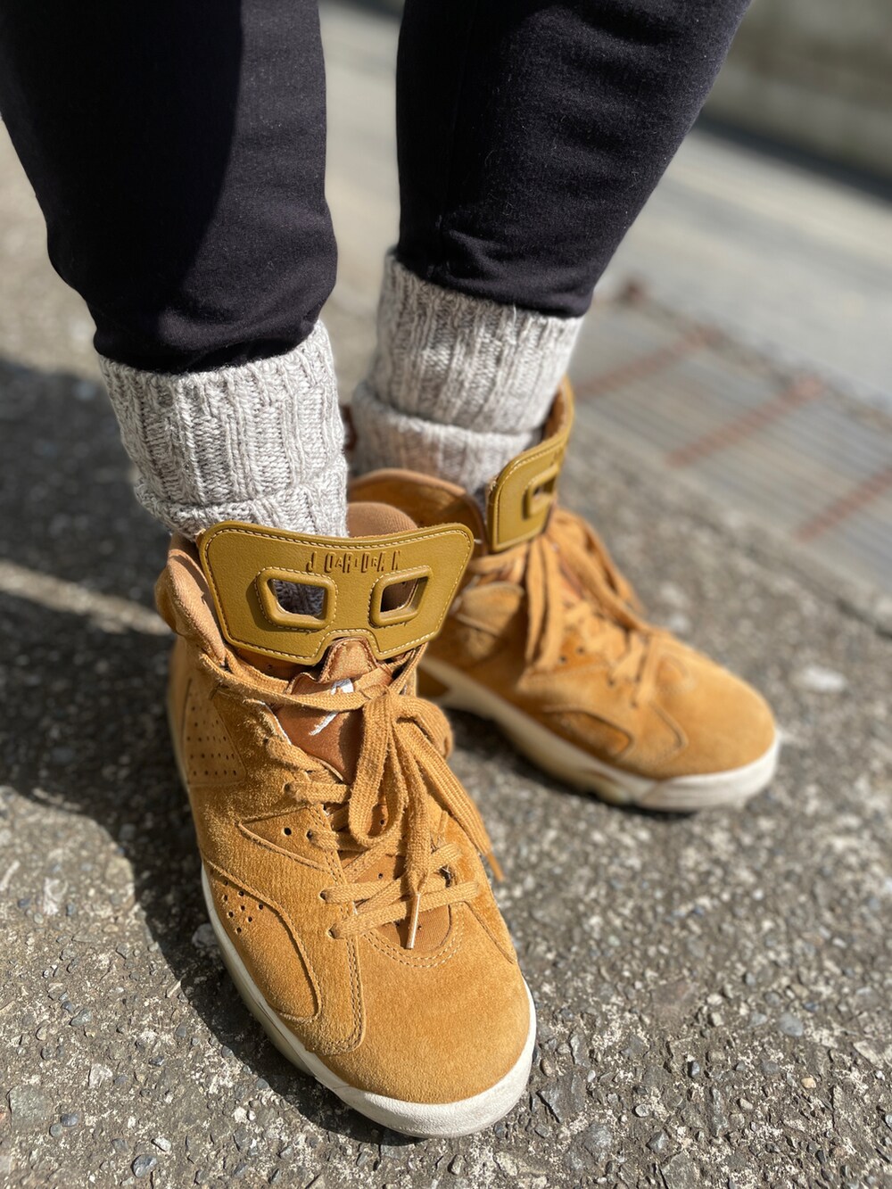 ブラウン系のスニーカー、ベージュ系のその他パンツ、ブルー系のスウェットを着用したメンズの春コーディネートの3枚目の写真