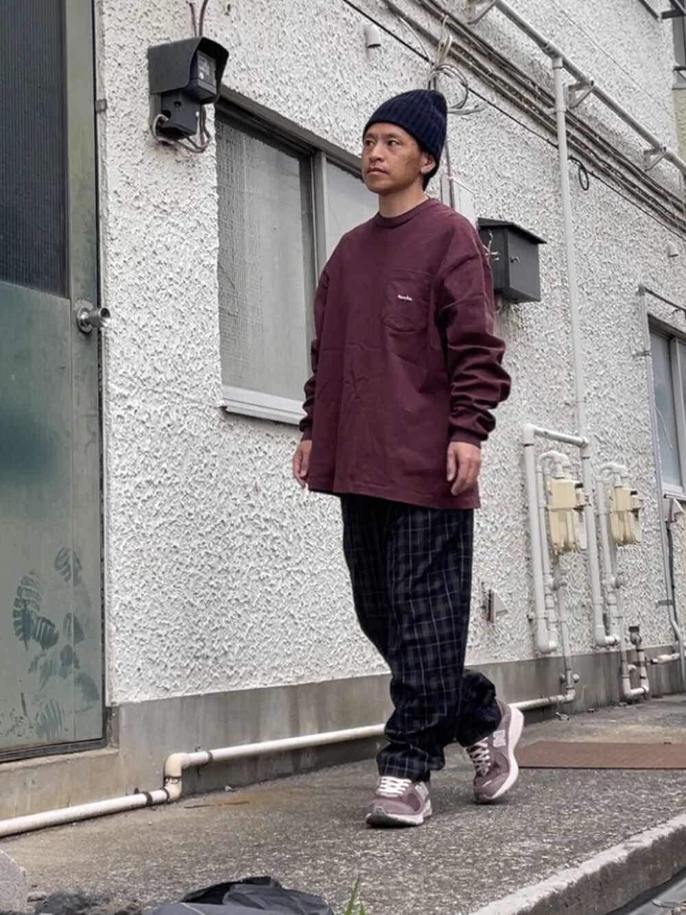 ブラウン系のスニーカー、グレー系のその他パンツ、レッド系のスウェットを着用したメンズの春コーディネートの2枚目の写真