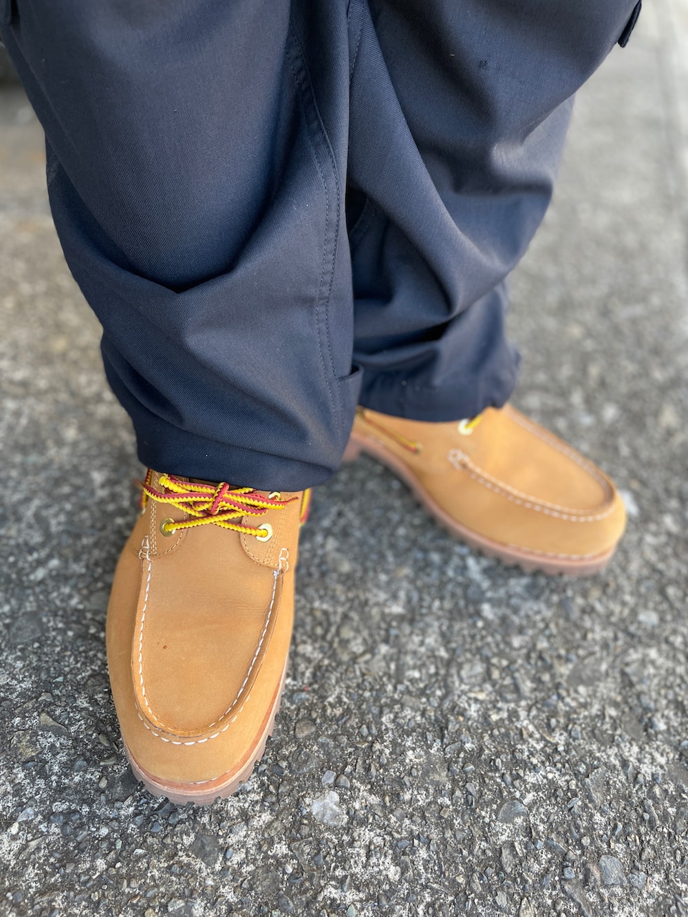 ブラック系のニット/セーター、ブルー系のカーゴパンツ、イエロー系のモカシン/デッキシューズを着用したメンズの冬コーディネートの3枚目の写真