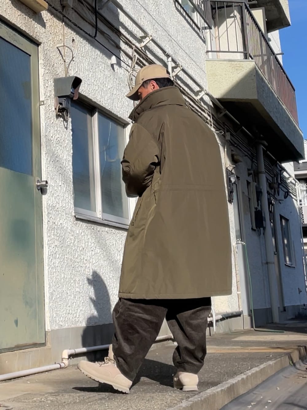 ベージュ系のブーツ、グリーン系のその他パンツ、グリーン系のモッズコートを着用したメンズの冬コーディネートの2枚目の写真