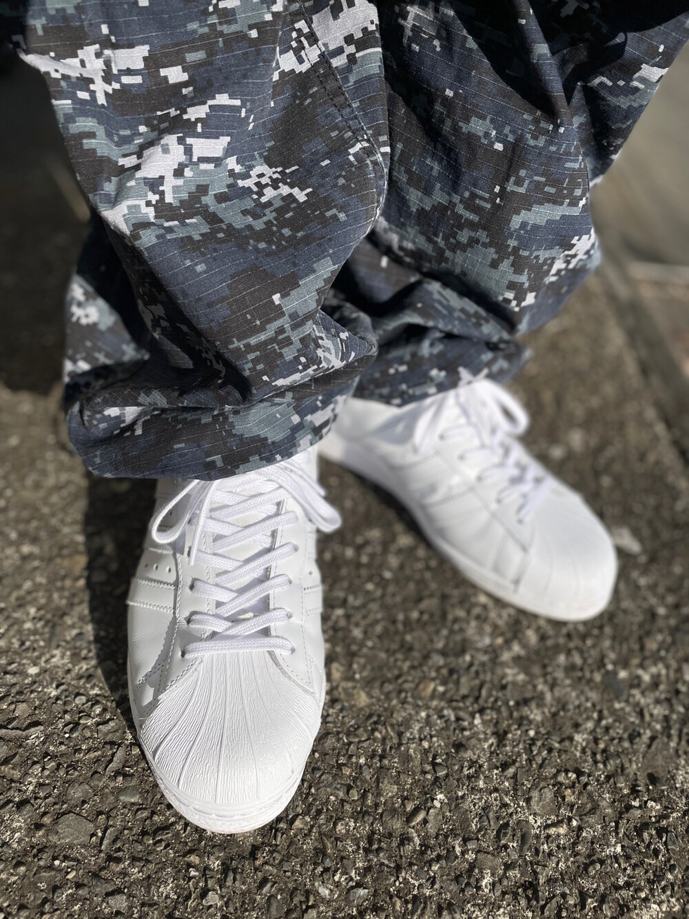 ホワイト系のスニーカー、ブルー系のその他パンツ、ホワイト系のスウェットを着用したメンズの冬コーディネートの3枚目の写真