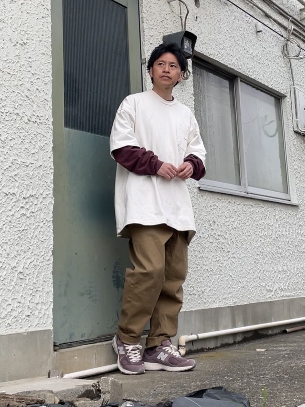 ブラウン系のスニーカー、ベージュ系のデニムパンツ、ベージュ系のTシャツ/カットソーを着用したメンズの春コーディネートの3枚目の写真