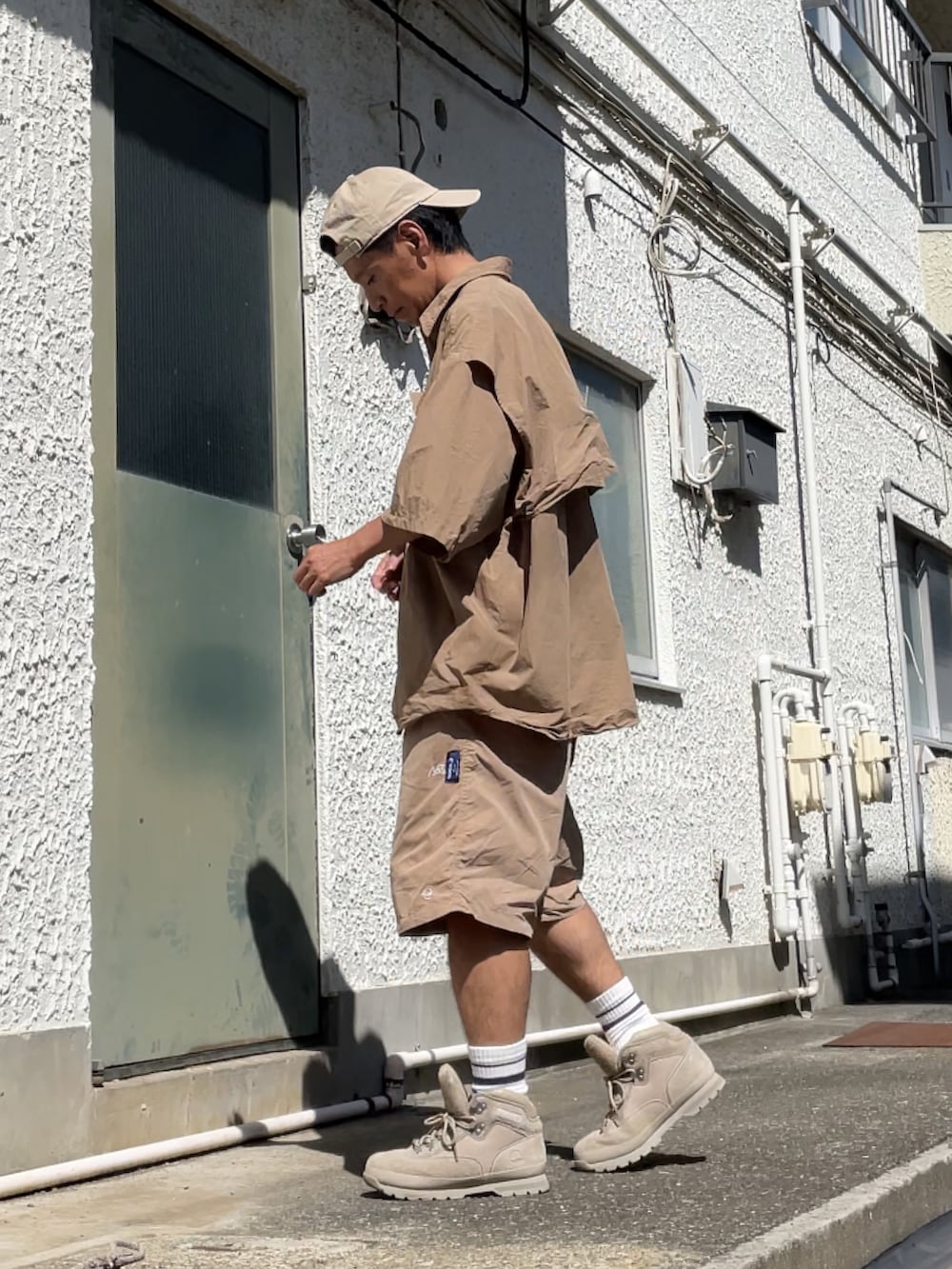 ベージュ系のブーツ、ベージュ系のその他パンツ、ベージュ系のシャツ/ブラウスを着用したメンズの秋コーディネートの2枚目の写真