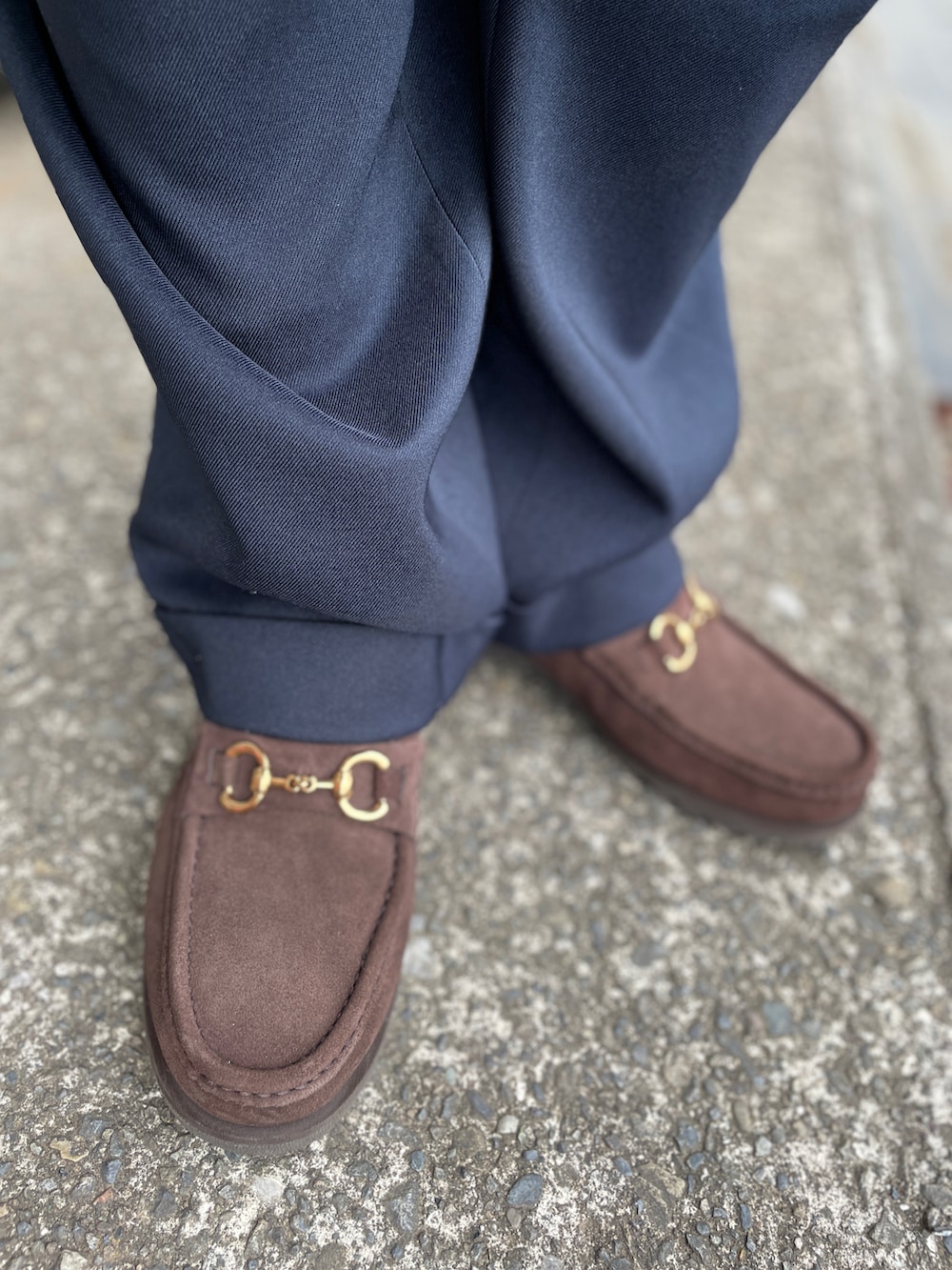 ブラウン系のブーツ、ブルー系のその他パンツ、ブルー系のシャツ/ブラウスを着用したメンズの春コーディネートの3枚目の写真