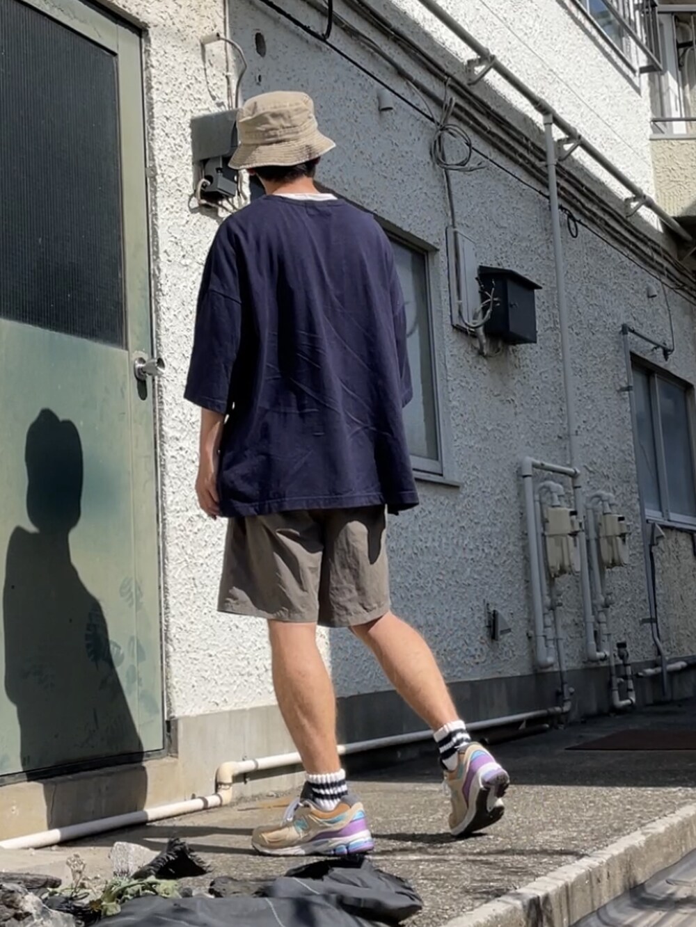 ベージュ系のスニーカー、ブラウン系のその他パンツ、ブルー系のTシャツ/カットソーを着用したメンズの夏コーディネートの2枚目の写真