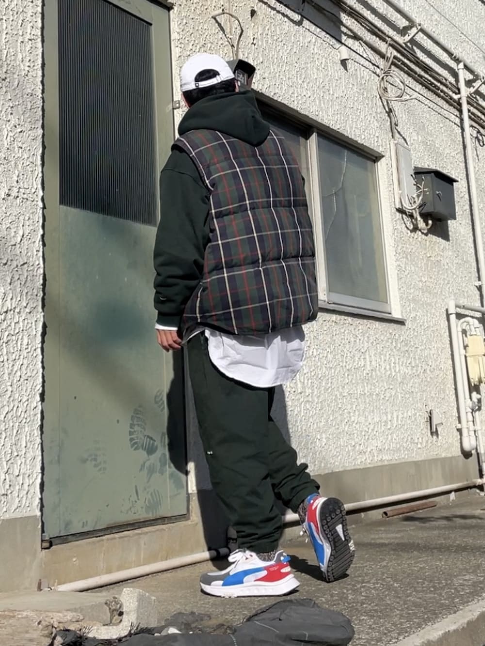 ホワイト系のスニーカー、グリーン系のその他パンツ、グリーン系のパーカーを着用したメンズの春コーディネートの2枚目の写真