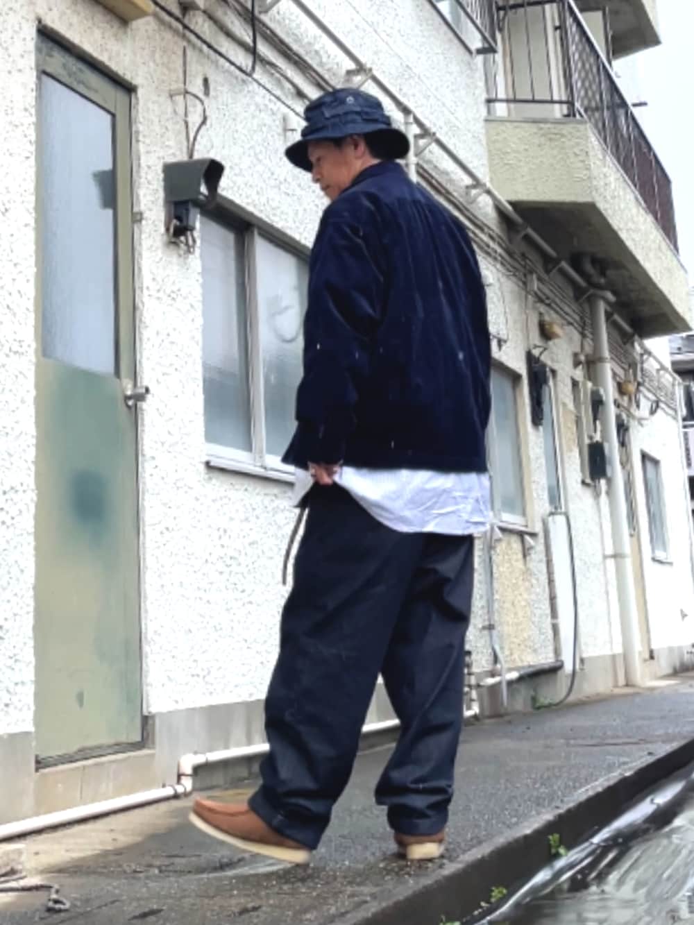 その他のデニムパンツ、その他のシャツ/ブラウス、ブラウン系のモカシン/デッキシューズを着用したメンズの春コーディネートの2枚目の写真