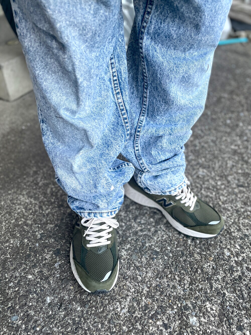 グリーン系のスニーカー、ブルー系のデニムパンツ、グリーン系のTシャツ/カットソーを着用したメンズの春コーディネートの4枚目の写真