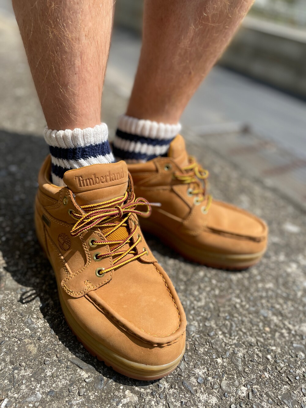 グリーン系のブーツ、ブルー系のその他パンツ、ブルー系のポロシャツを着用したメンズの夏コーディネートの3枚目の写真