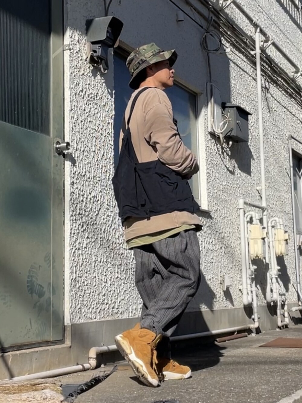 ブラウン系のスニーカー、ブラック系のその他パンツ、ベージュ系のスウェットを着用したメンズの冬コーディネートの2枚目の写真