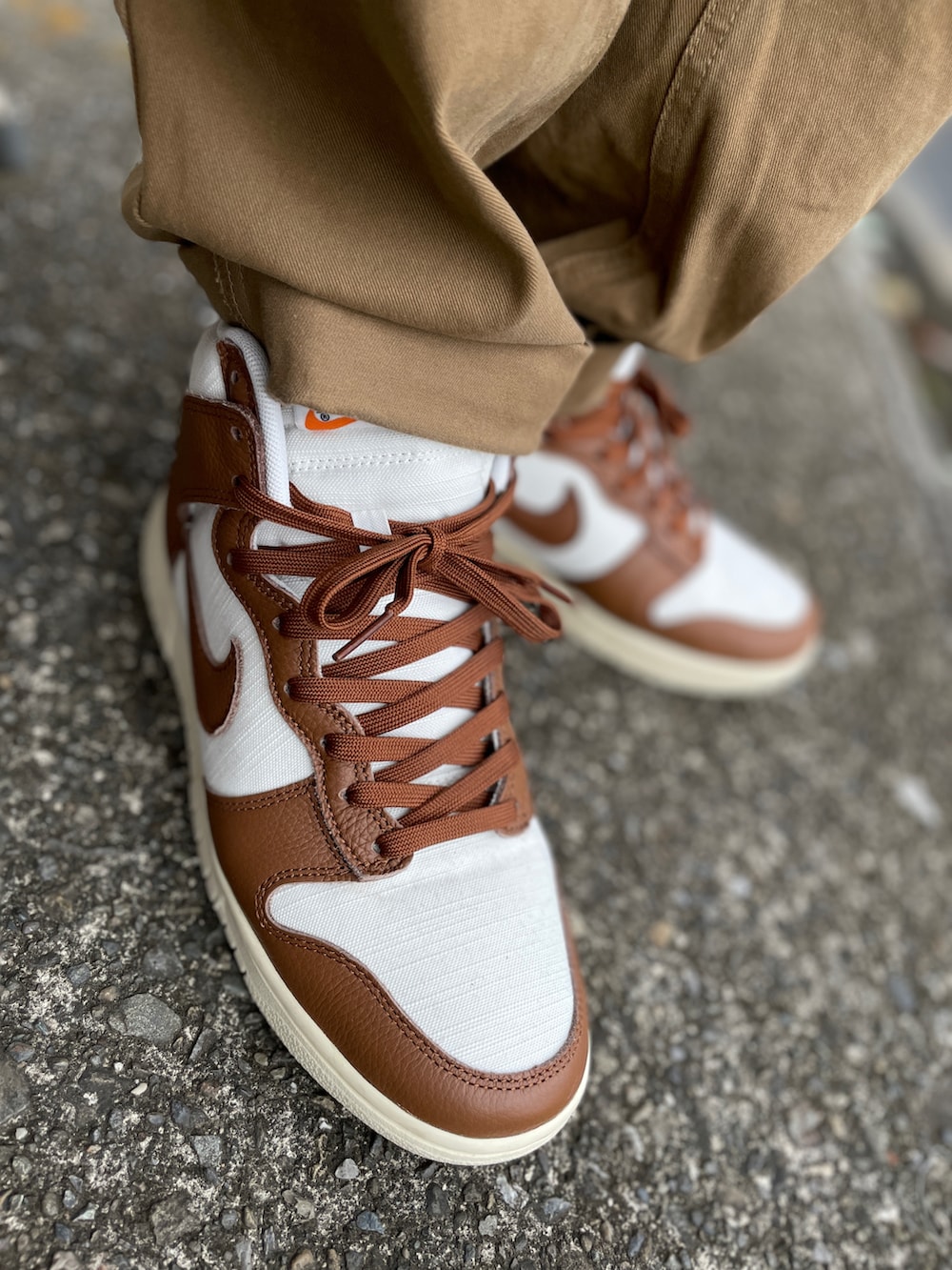 ブラウン系のスニーカー、ベージュ系のデニムパンツ、ホワイト系のTシャツ/カットソーを着用したメンズの秋コーディネートの3枚目の写真