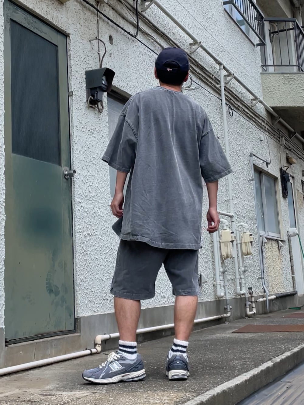 グレー系のスニーカー、グレー系のその他パンツ、グレー系のTシャツ/カットソーを着用したメンズの夏コーディネートの2枚目の写真