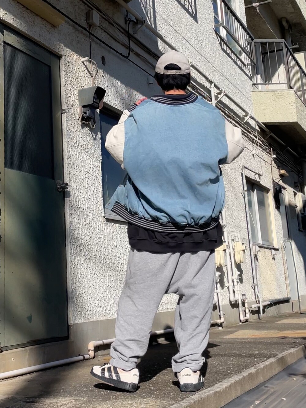 ベージュ系のスニーカー、グレー系のその他パンツ、ブラック系のスウェットを着用したメンズの秋コーディネートの2枚目の写真