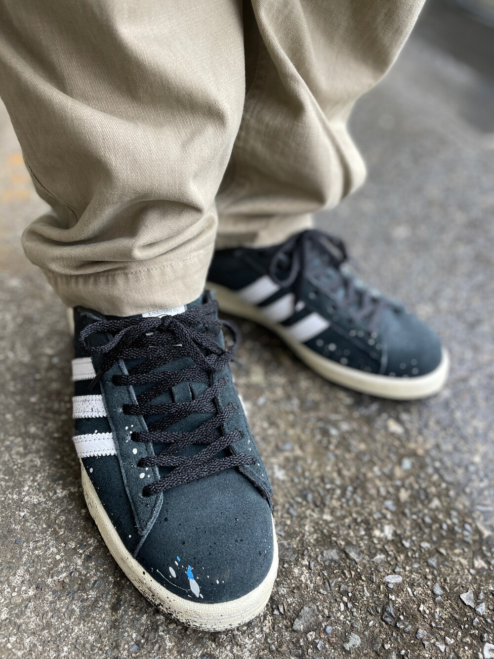 ブラック系のスニーカー、ベージュ系のチノパンツ、グレー系のTシャツ/カットソーを着用したメンズの春コーディネートの3枚目の写真