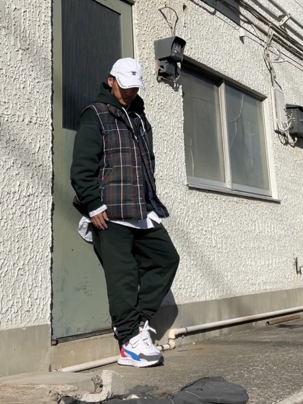 ホワイト系のスニーカー、グリーン系のその他パンツ、グリーン系のパーカーを着用したメンズの春コーディネートの3枚目の写真