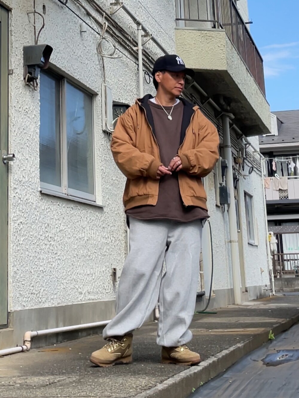 ブラウン系のブルゾン、ブラウン系のスウェット、グレー系のスウェットパンツを着用したメンズの秋コーディネートの3枚目の写真