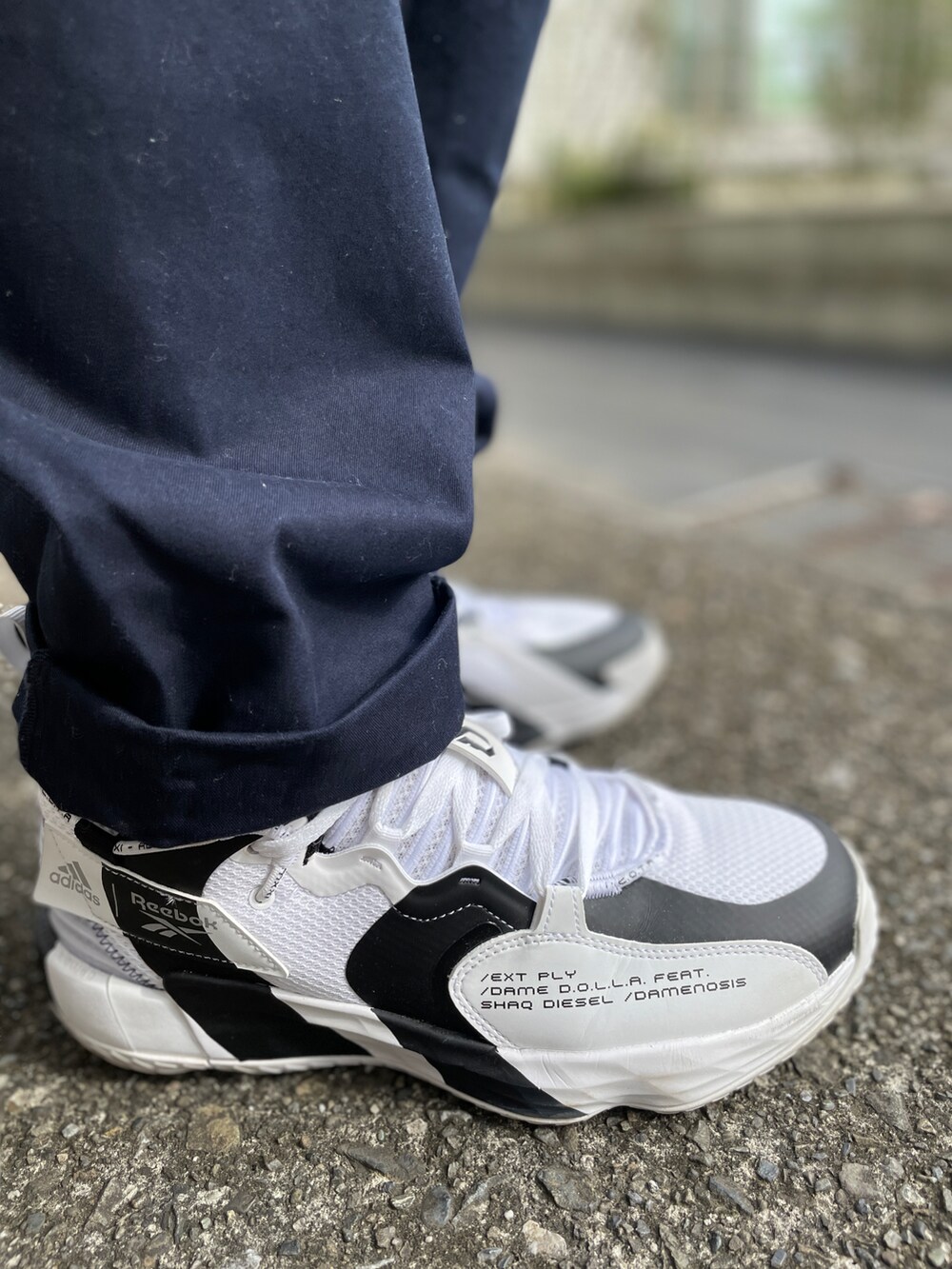 ホワイト系のスニーカー、ブルー系のチノパンツ、ブルー系のTシャツ/カットソーを着用したメンズの秋コーディネートの4枚目の写真