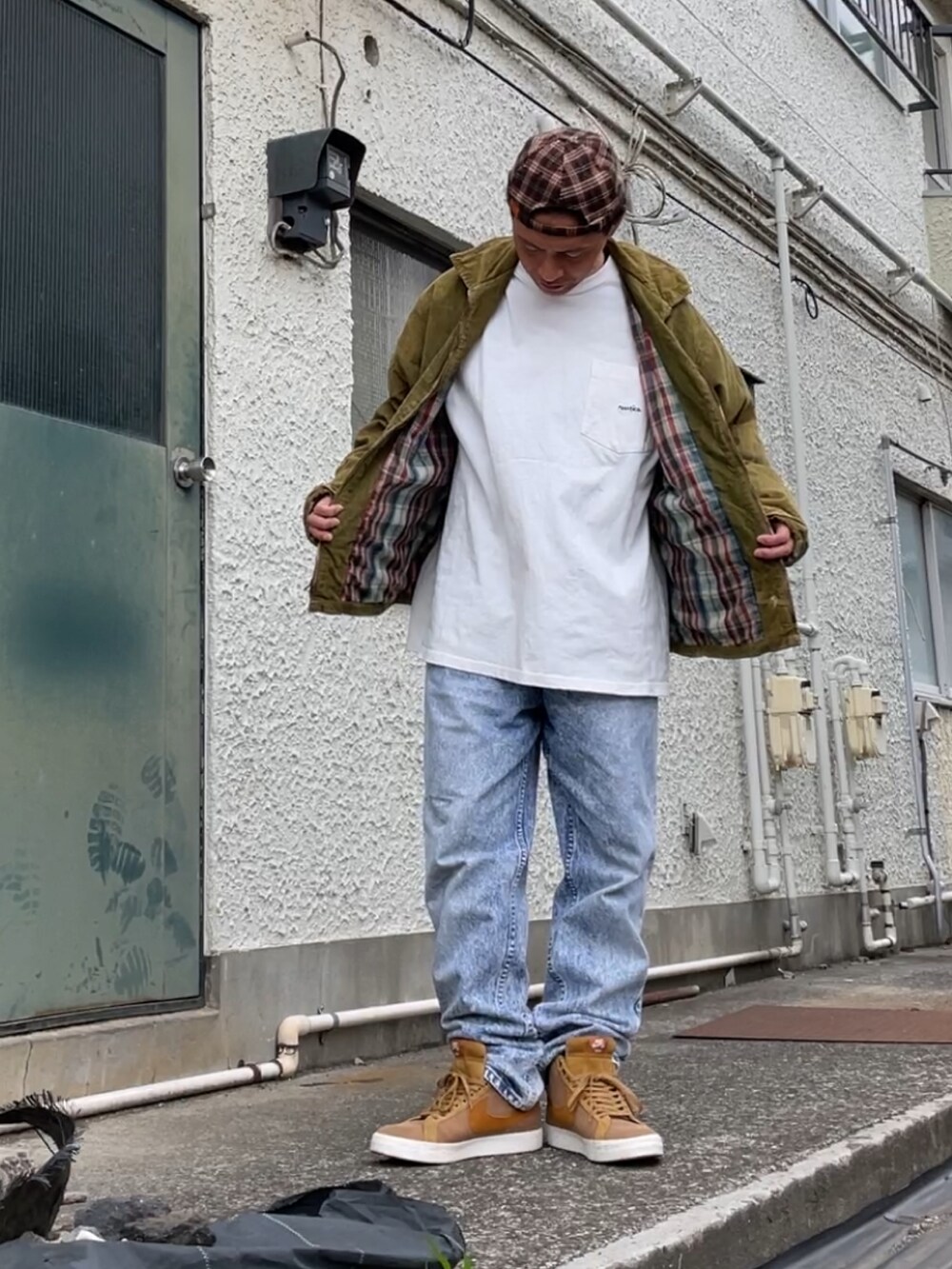 ブラウン系のスニーカー、ブルー系のデニムパンツ、ホワイト系のTシャツ/カットソーを着用したメンズの春コーディネートの2枚目の写真