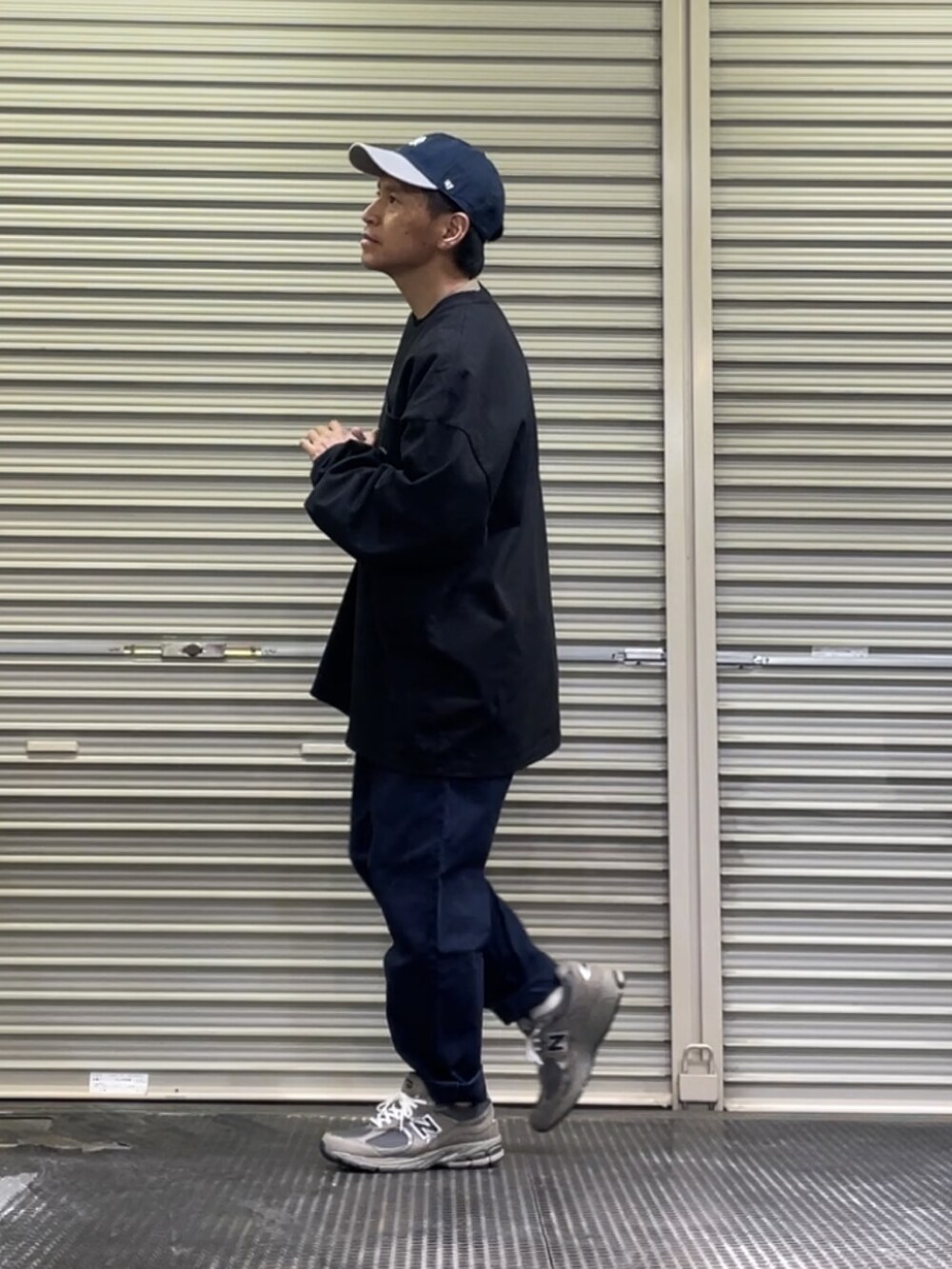 「NEW BALANCEの＜New Balance（ニューバランス）＞【District】ML2002RB■■■（スニーカー、グレー系）」を使った、クロ🐑さん（メンズ・168cm）の春コーディネートの2枚目の写真