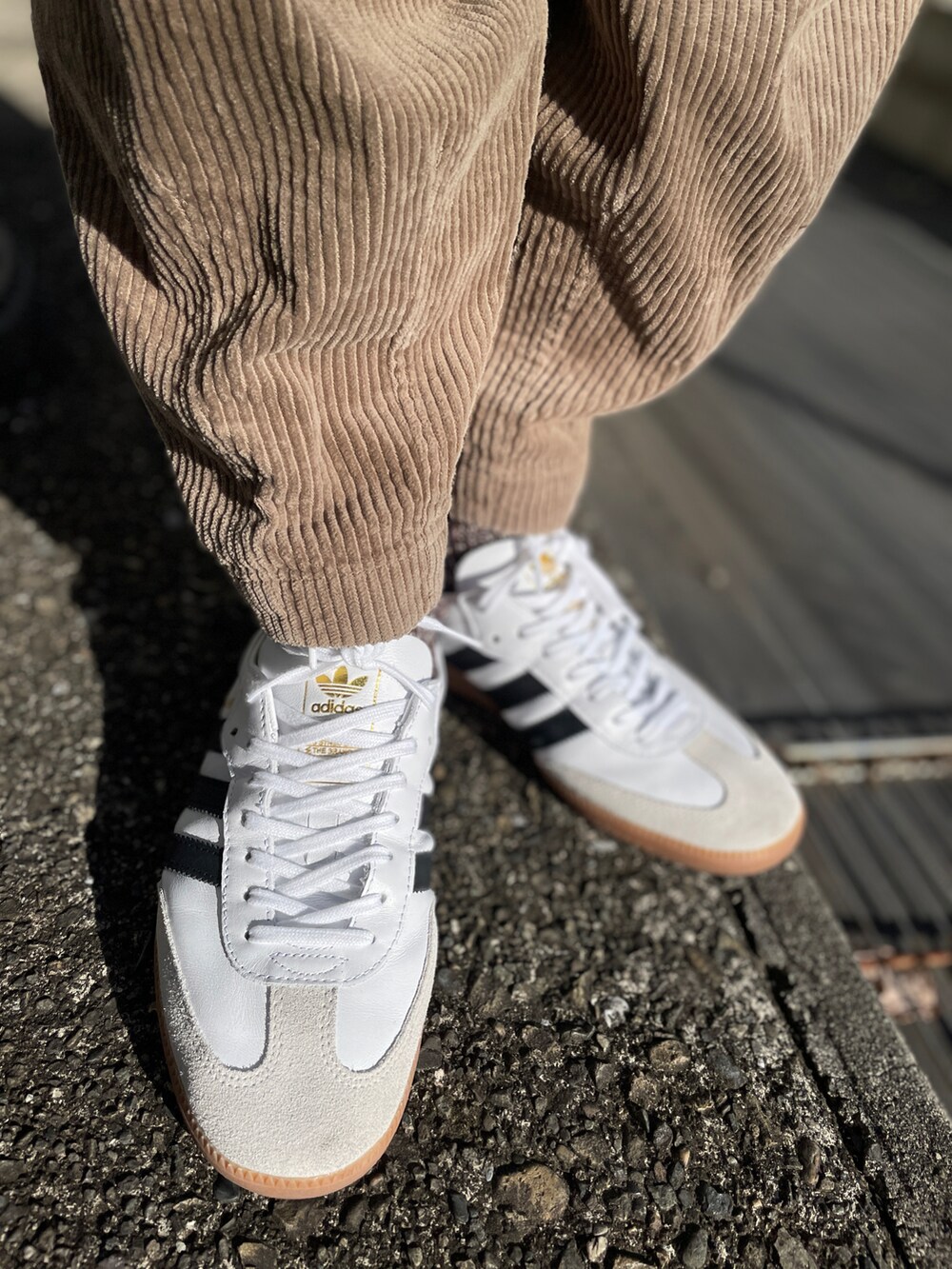 ホワイト系のスニーカー、ベージュ系のその他パンツ、ブルー系のスウェットを着用したメンズの冬コーディネートの3枚目の写真