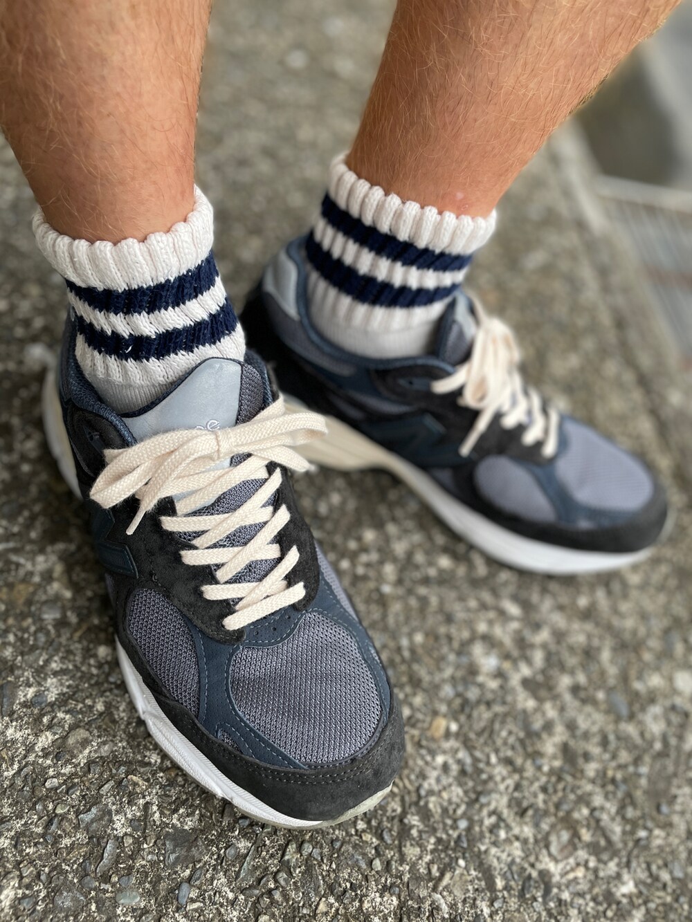 ブルー系のスニーカー、ブルー系のカーゴパンツ、ブラック系のTシャツ/カットソーを着用したメンズの秋コーディネートの2枚目の写真