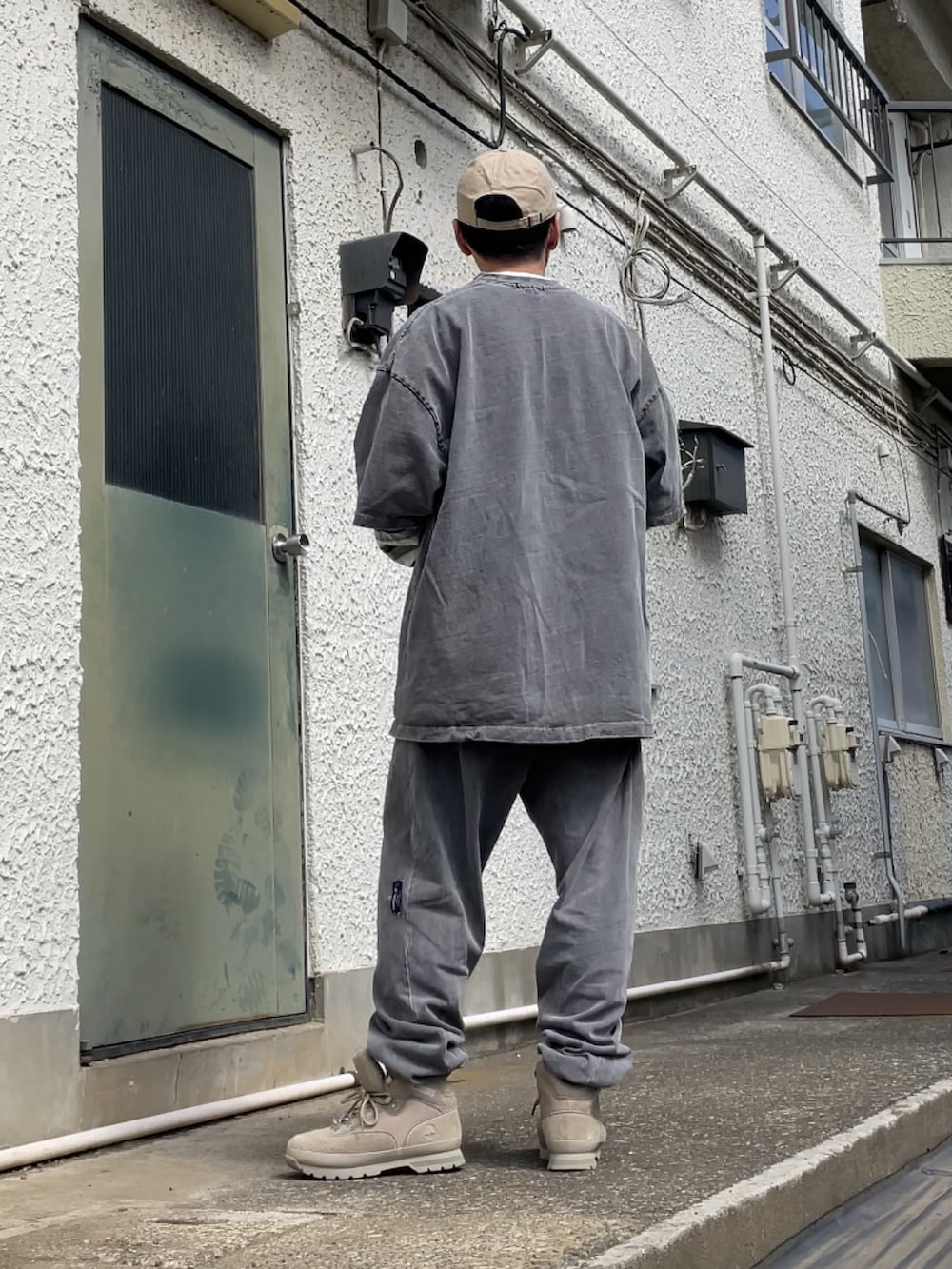 ベージュ系のブーツ、グレー系のスウェットパンツ、グレー系のTシャツ/カットソーを着用したメンズの夏コーディネートの2枚目の写真