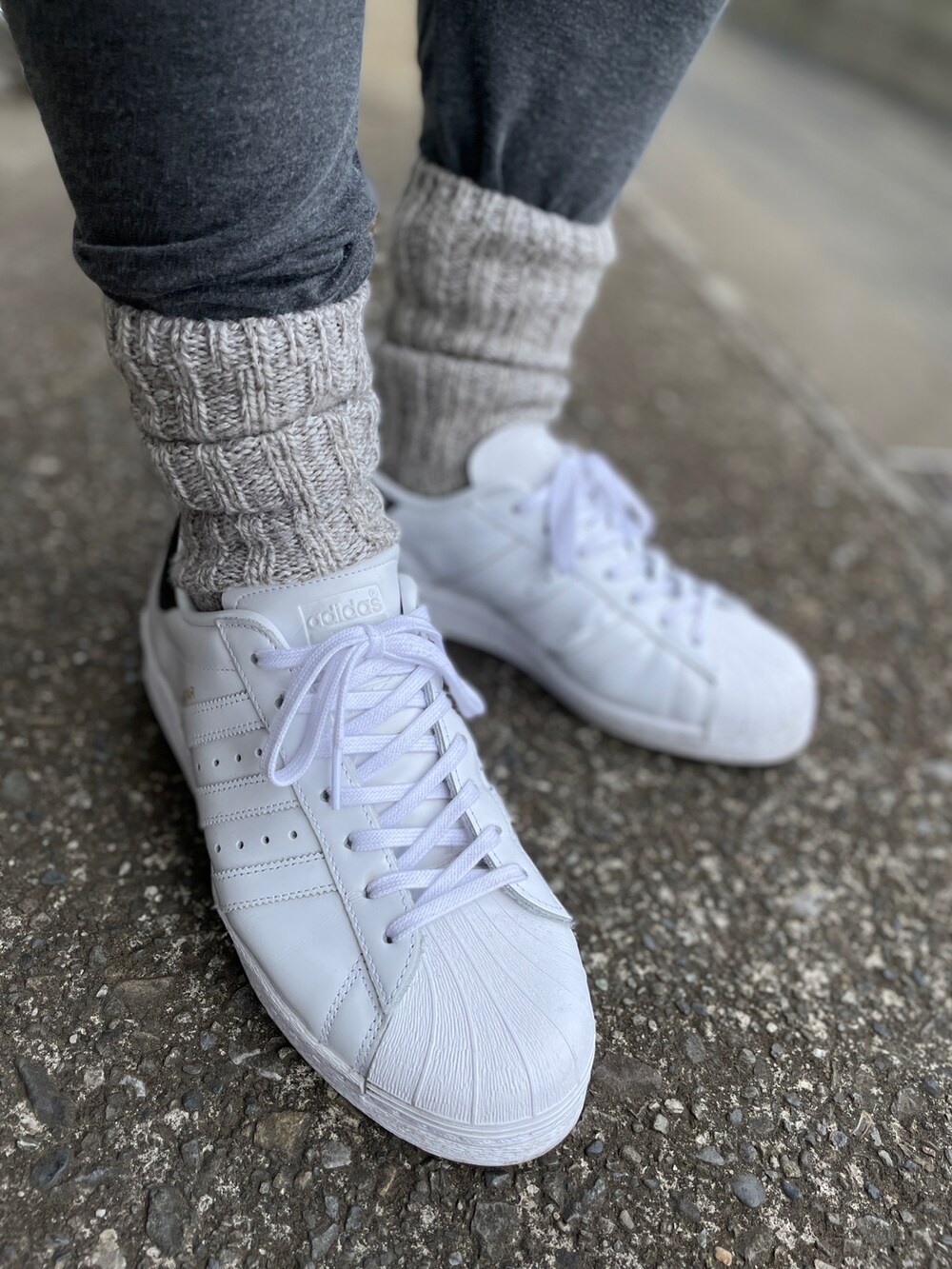 ホワイト系のスニーカー、グレー系のその他パンツ、ホワイト系のTシャツ/カットソーを着用したメンズの春コーディネートの3枚目の写真