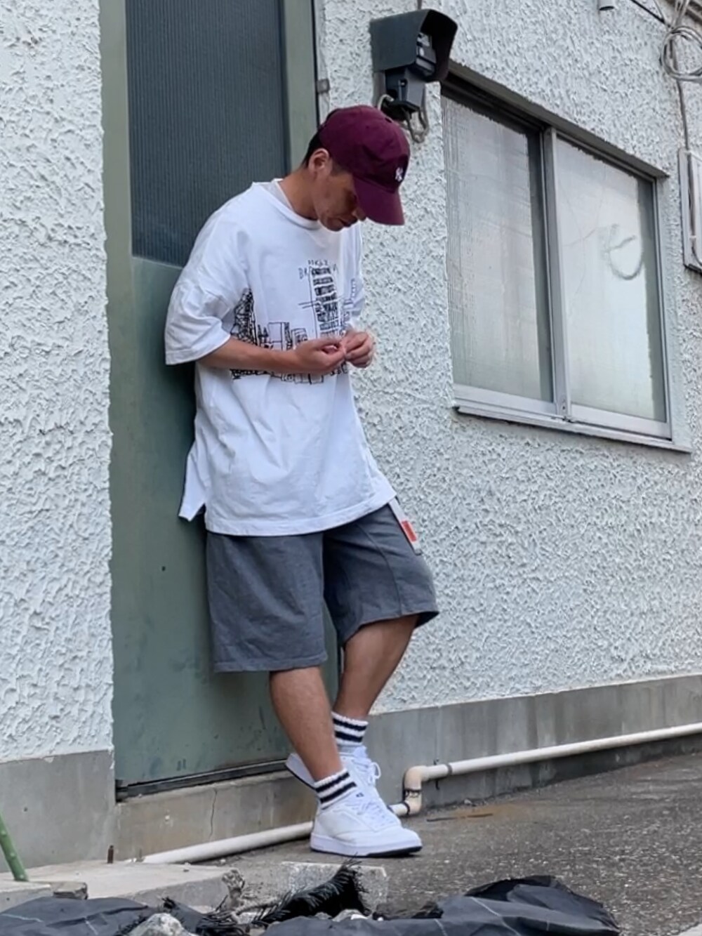 ホワイト系のスニーカー、グレー系のその他パンツ、ホワイト系のTシャツ/カットソーを着用したメンズの秋コーディネートの2枚目の写真