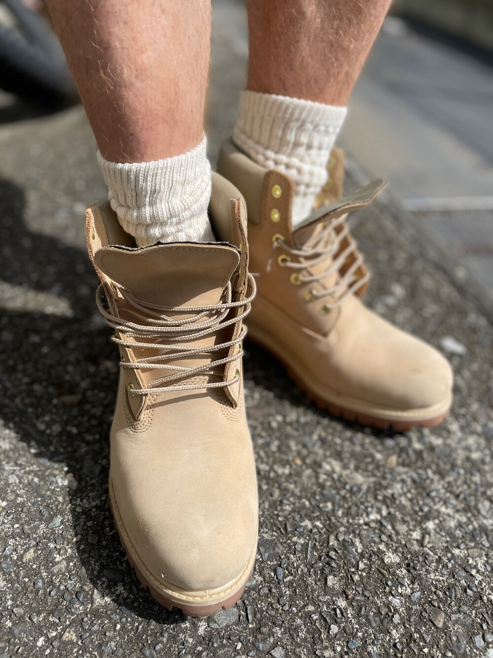 ベージュ系のブーツ、ブラック系のその他パンツ、ベージュ系のTシャツ/カットソーを着用したメンズの夏コーディネートの3枚目の写真