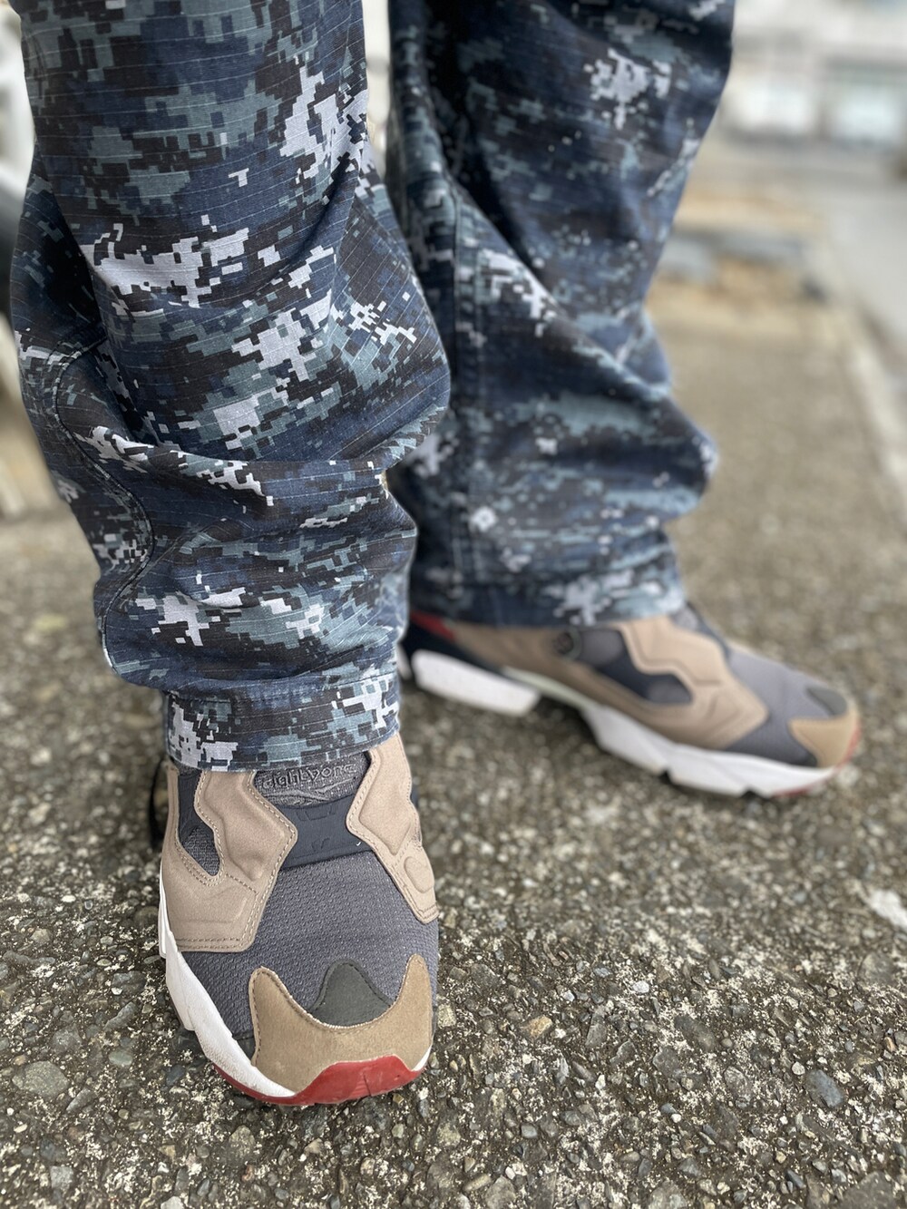 グレー系のスニーカー、ブルー系のその他パンツ、ブルー系のトップスを着用したメンズの冬コーディネートの3枚目の写真