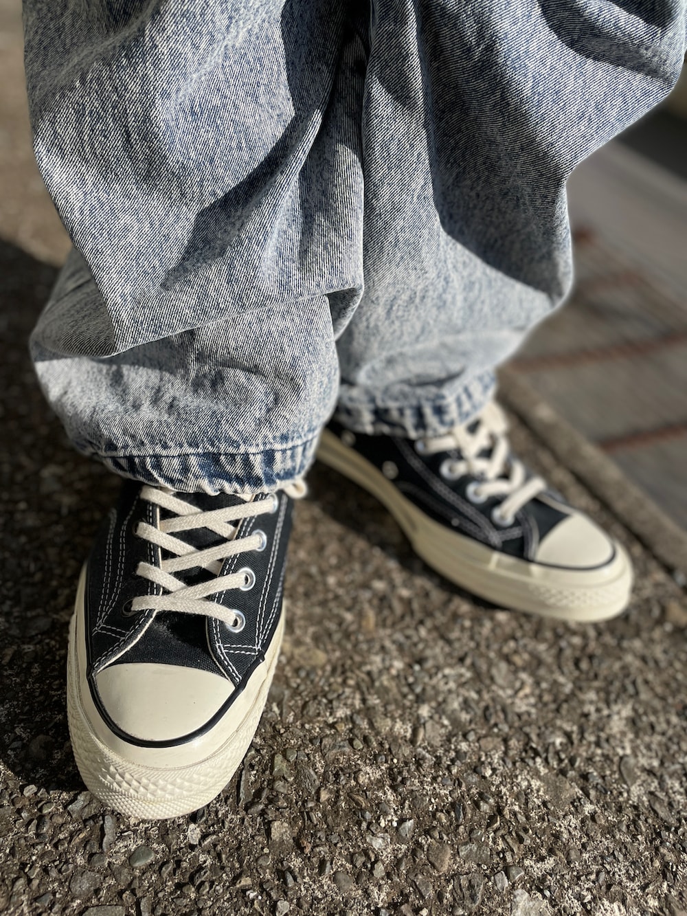 ブラック系のスニーカー、ブルー系のデニムパンツ、ブラック系のスウェットを着用したメンズの冬コーディネートの3枚目の写真