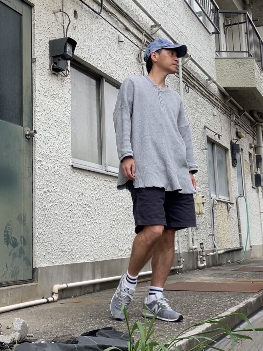 グレー系のスニーカー、ブルー系のその他パンツ、グレー系のTシャツ/カットソーを着用したメンズの春コーディネートの2枚目の写真