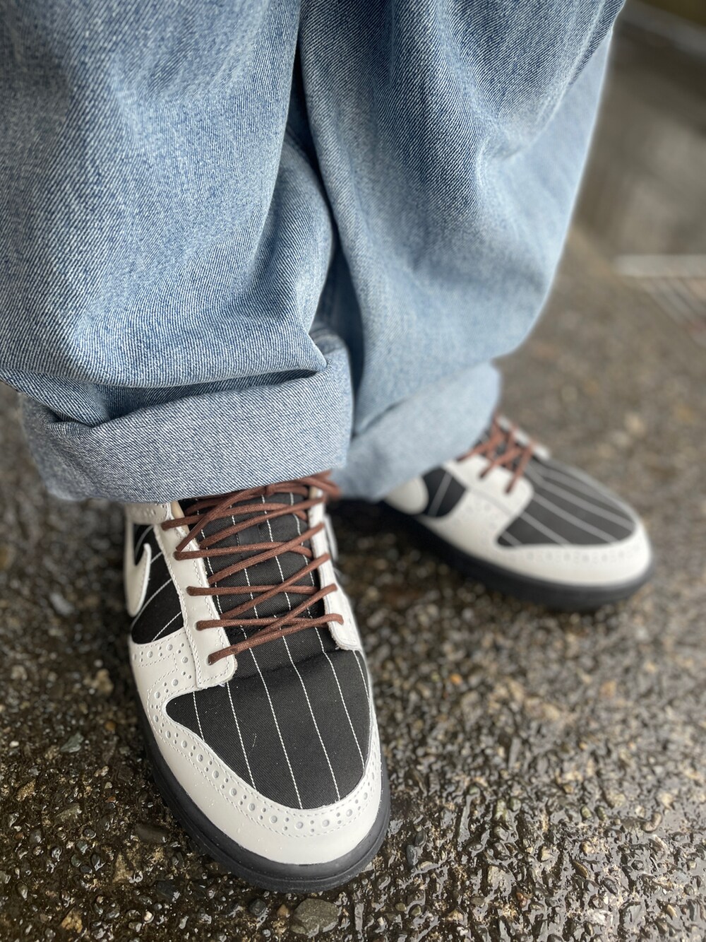 ブルー系のデニムパンツ、ブルー系のシャツ/ブラウス、ブラウン系のスウェットを着用したメンズの春コーディネートの3枚目の写真