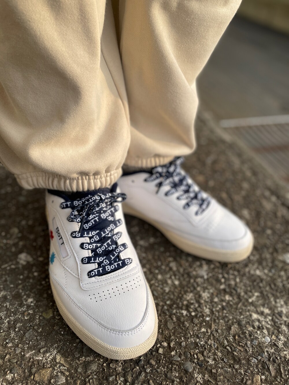 ホワイト系のスニーカー、ホワイト系のスウェットパンツ、ブルー系のスウェットを着用したメンズの春コーディネートの3枚目の写真