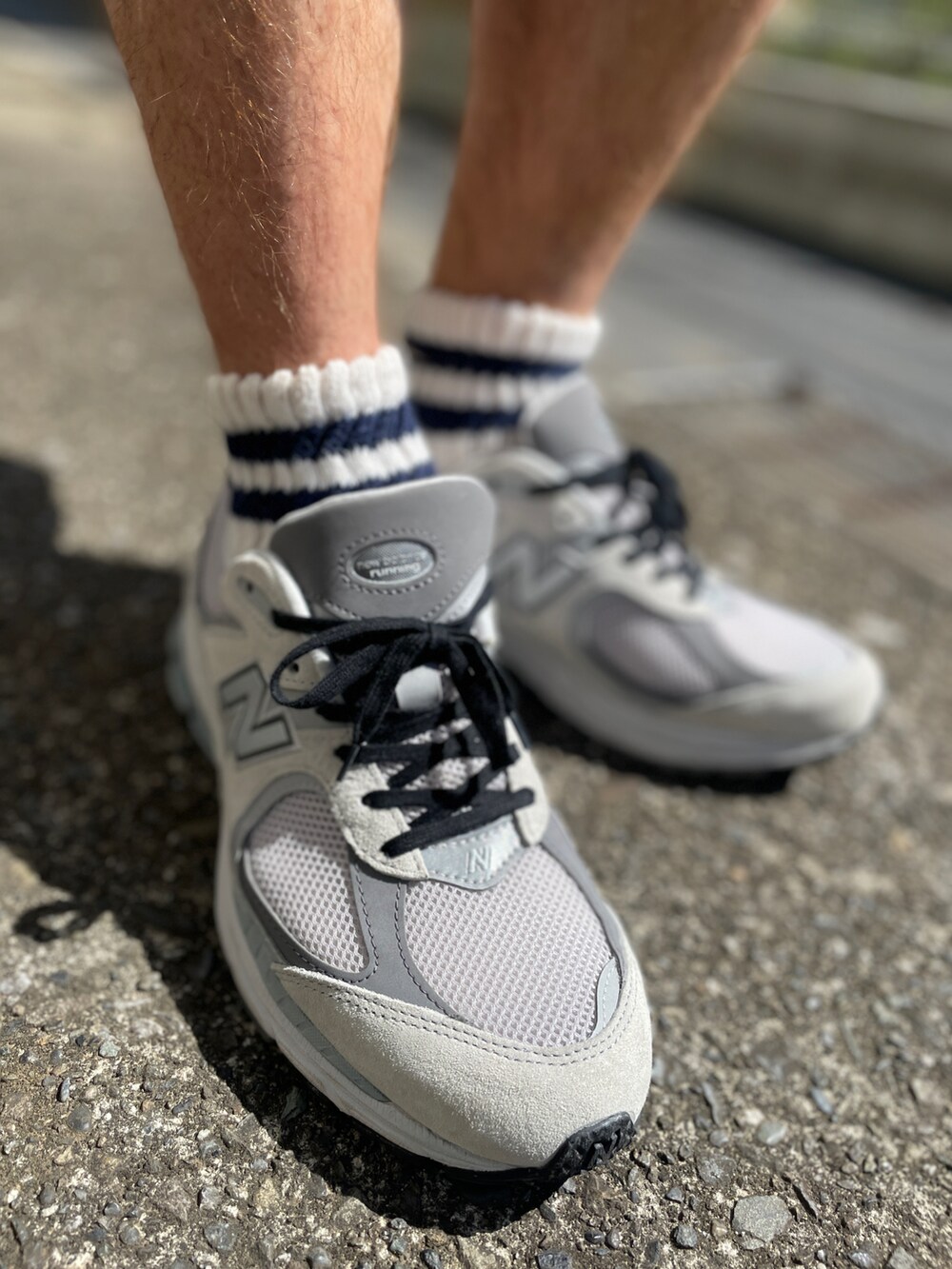 グレー系のスニーカー、ベージュ系のその他パンツ、グレー系のTシャツ/カットソーを着用したメンズの夏コーディネートの3枚目の写真