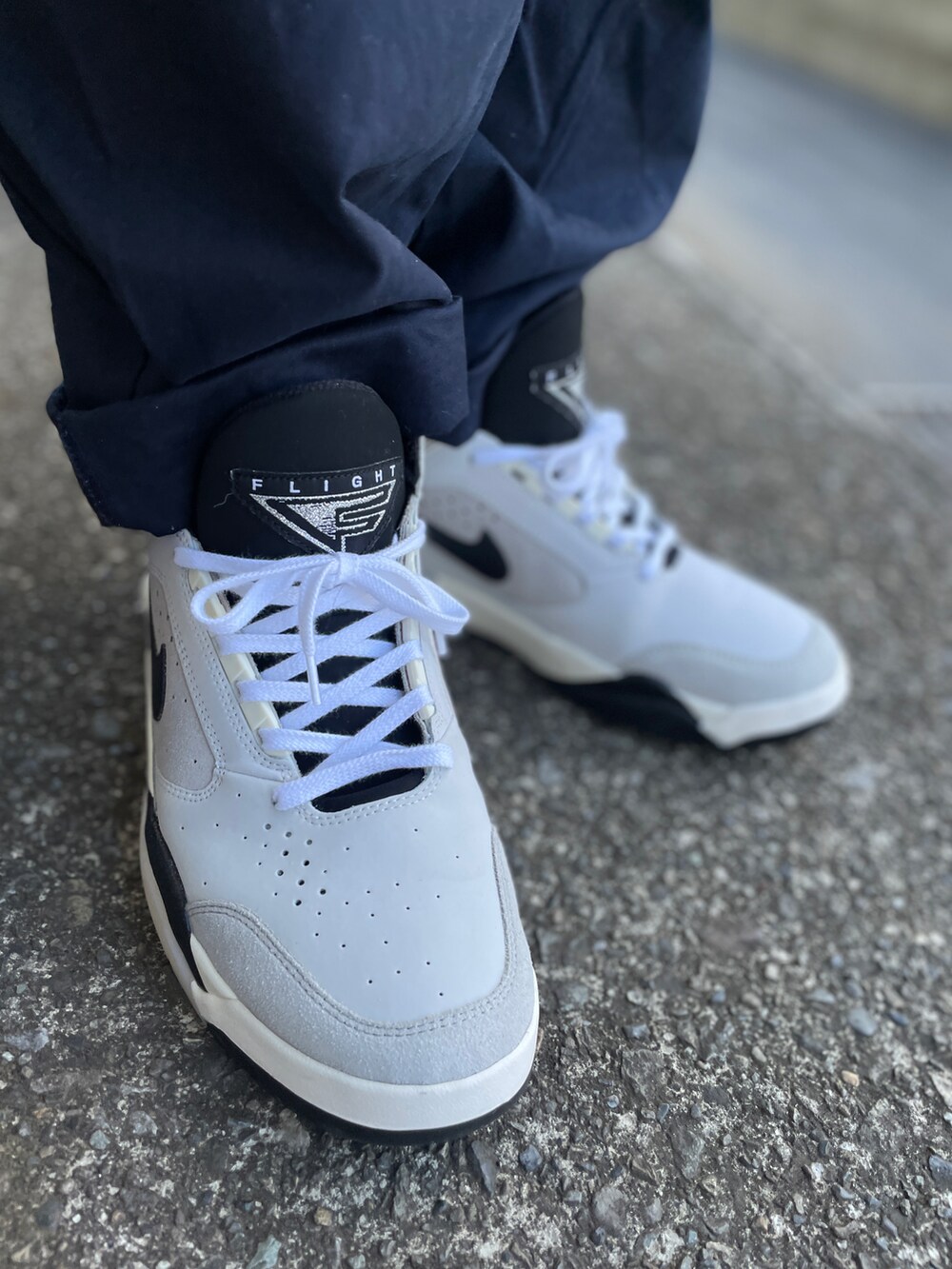 ブルー系のその他パンツ、グレー系のTシャツ/カットソー、グレー系のスニーカーを着用したメンズの夏コーディネートの3枚目の写真