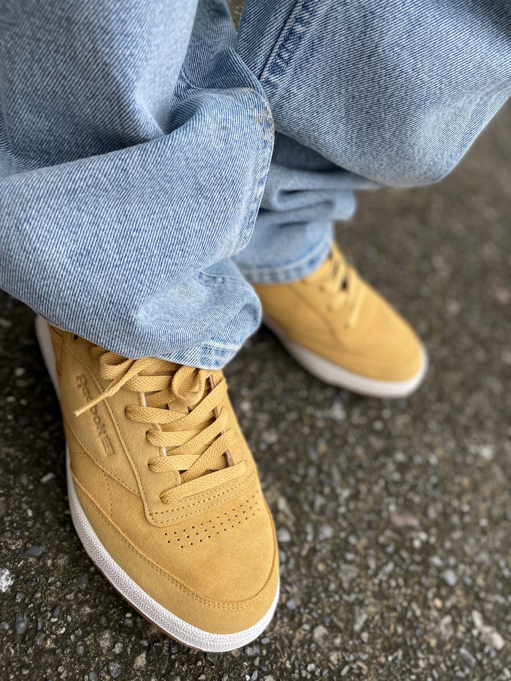 ベージュ系のスニーカー、ブルー系のデニムパンツ、ホワイト系のTシャツ/カットソーを着用したメンズの秋コーディネートの3枚目の写真