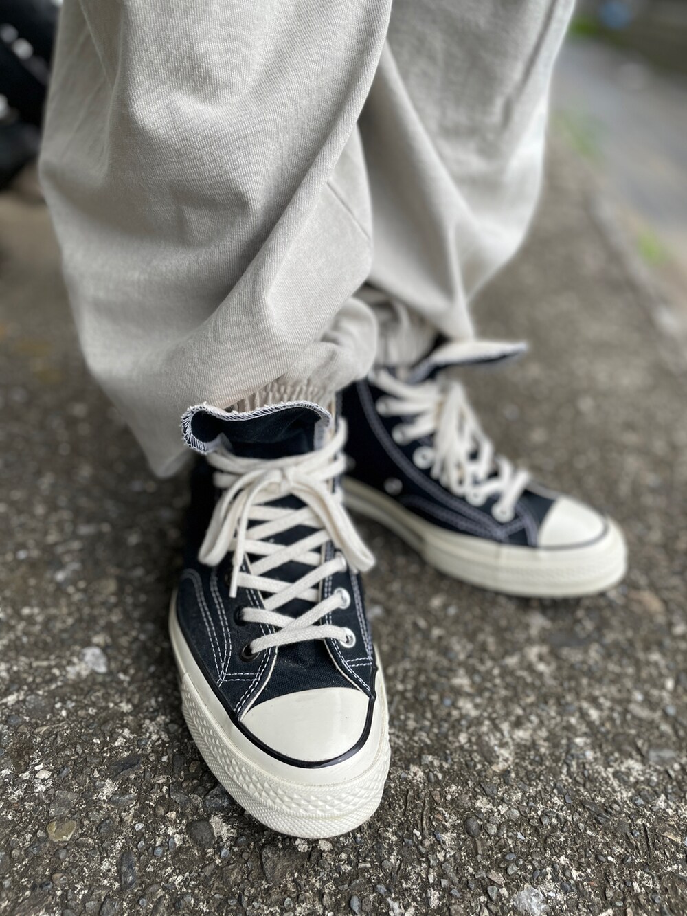 ブラック系のスニーカー、グレー系のその他パンツ、ブルー系のTシャツ/カットソーを着用したメンズの夏コーディネートの3枚目の写真