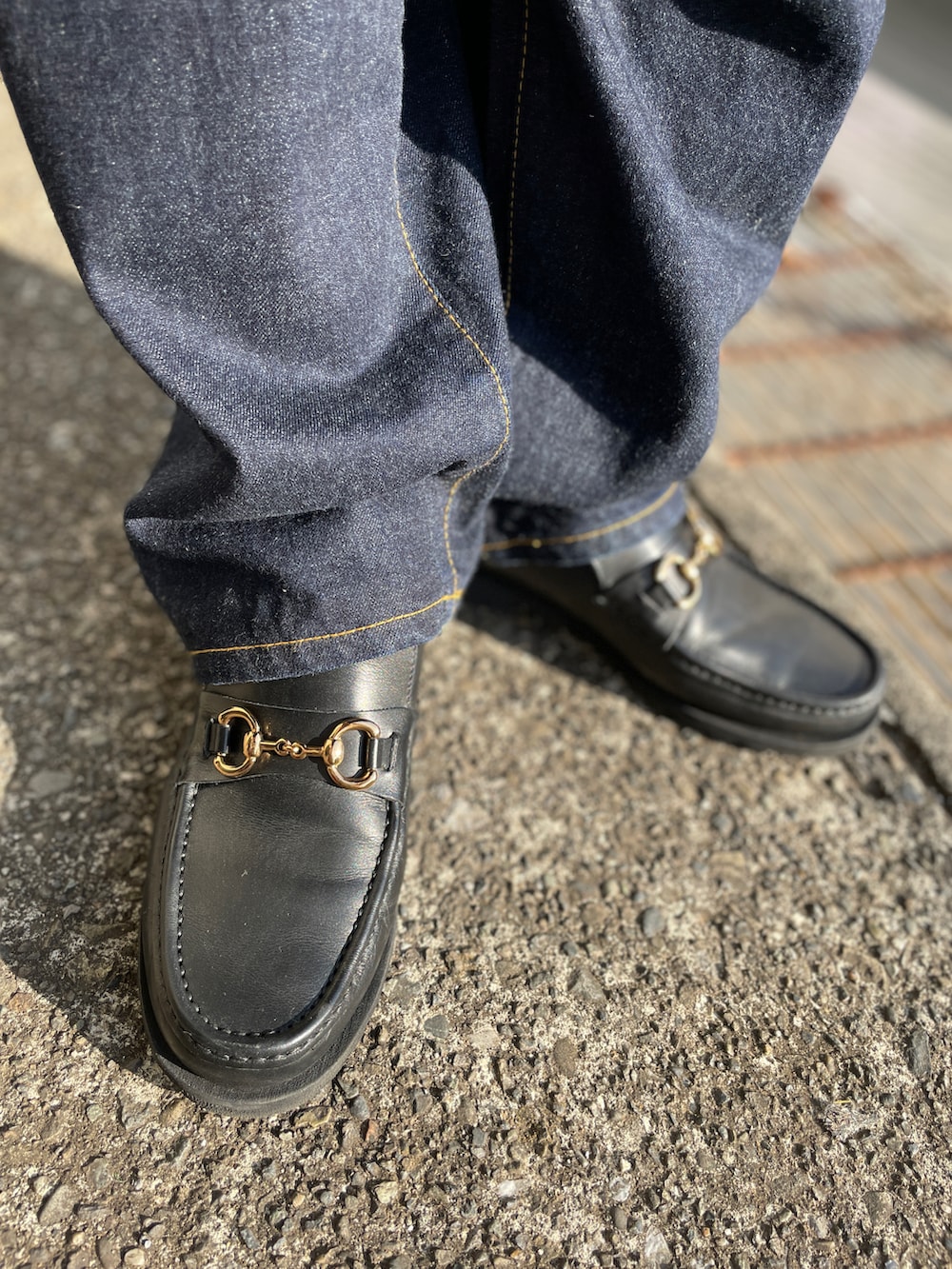 ブラック系のブーツ、ブルー系のデニムパンツ、ブルー系のデニムジャケットを着用したメンズの春コーディネートの3枚目の写真