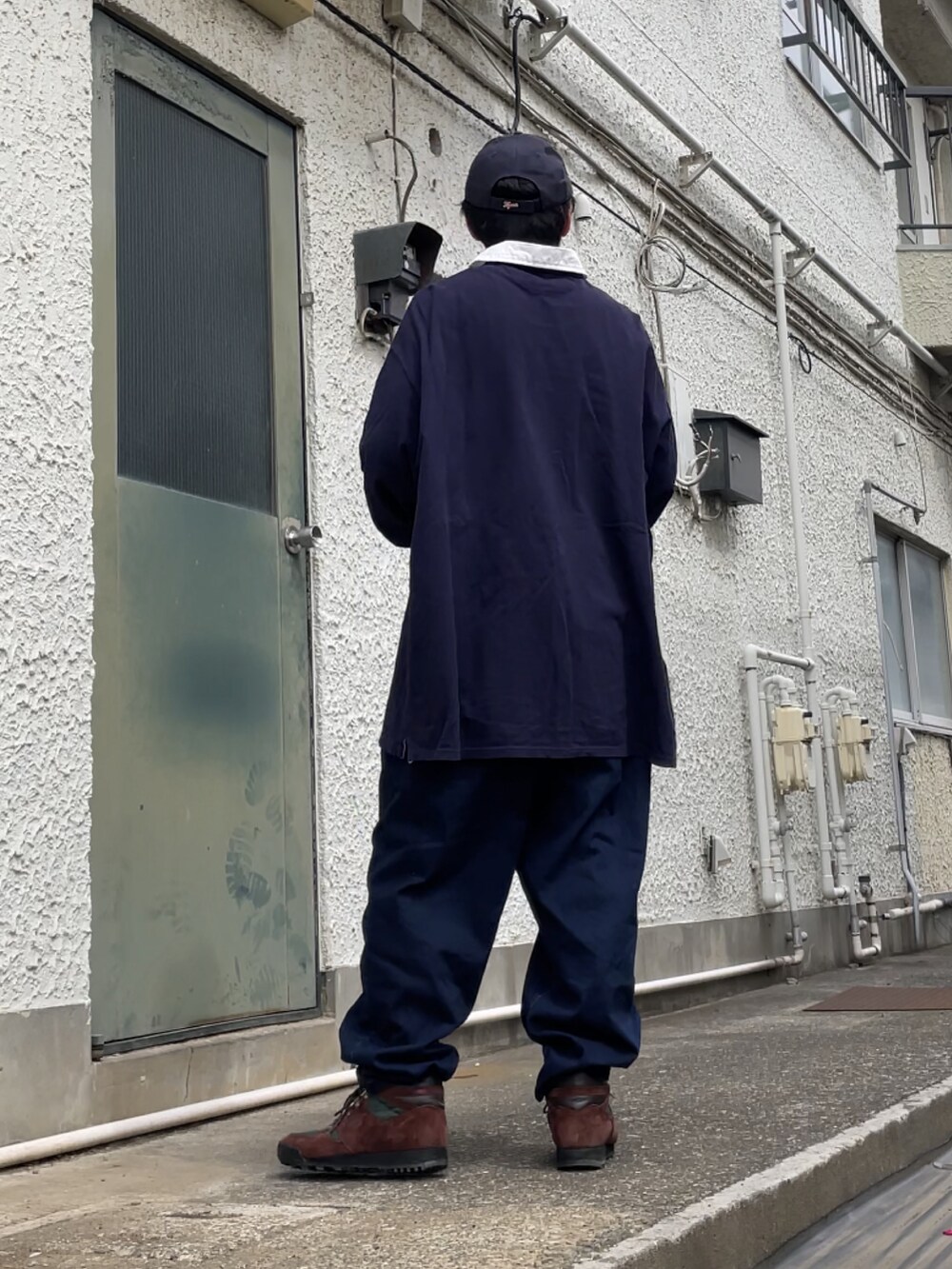 ブラウン系のスニーカー、ブルー系のデニムパンツ、ブルー系のTシャツ/カットソーを着用したメンズの春コーディネートの2枚目の写真