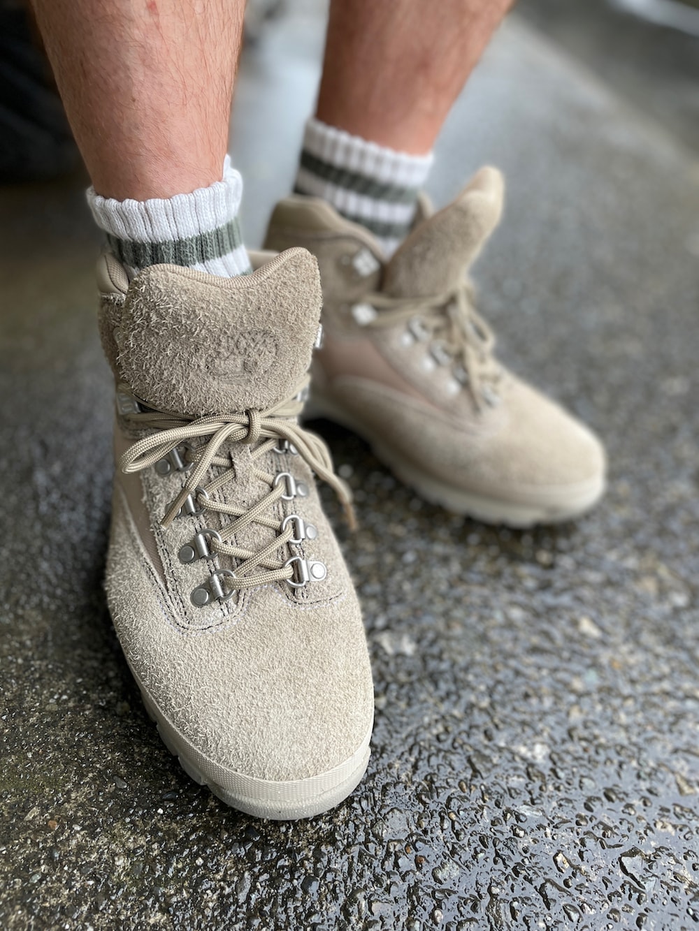 ベージュ系のブーツ、グレー系のその他パンツ、グレー系のブルゾンを着用したメンズの夏コーディネートの3枚目の写真