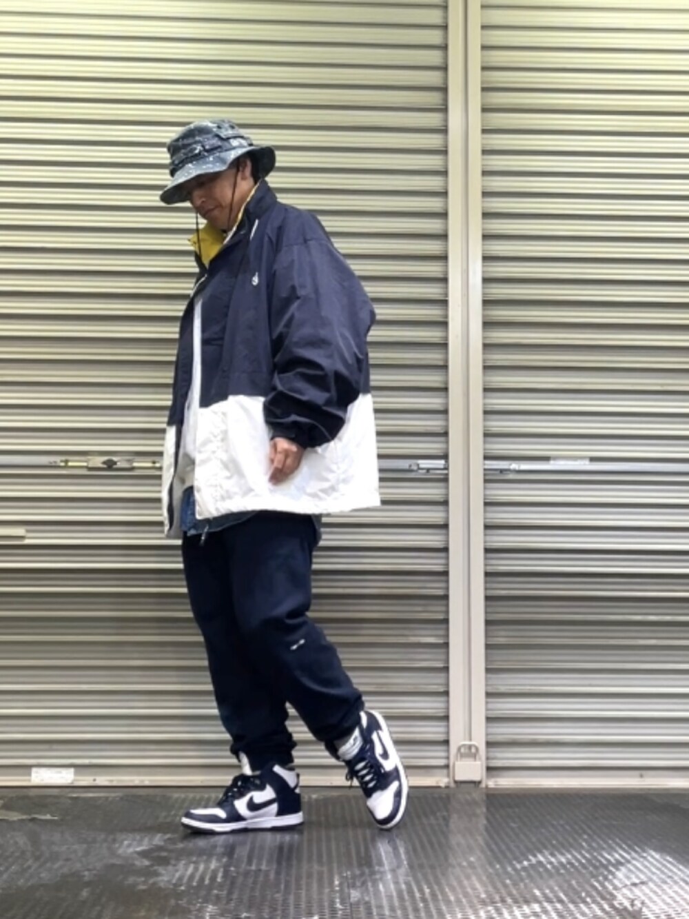 ブルー系のスニーカー、ブルー系のスウェットパンツ、その他のブルゾンを着用したメンズの冬コーディネートの3枚目の写真