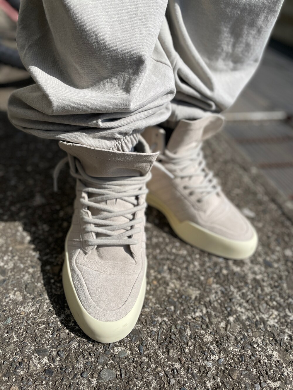 ベージュ系のスニーカー、グレー系のその他パンツ、ブラック系のTシャツ/カットソーを着用したメンズの春コーディネートの3枚目の写真