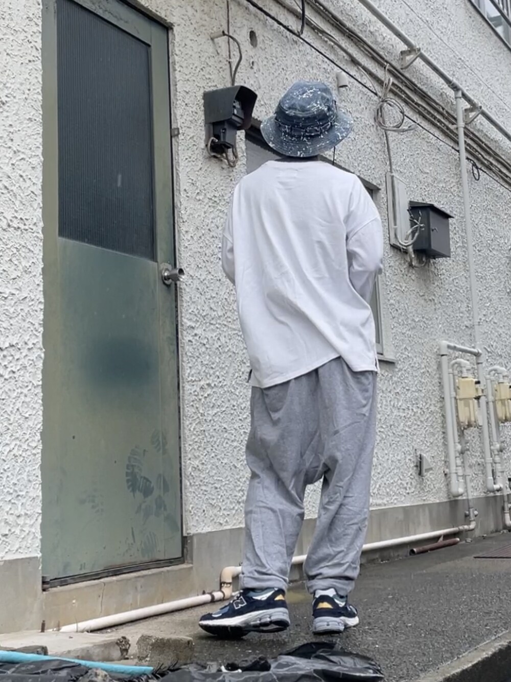 ブルー系のスニーカー、グレー系のその他パンツ、ホワイト系のTシャツ/カットソーを着用したメンズの秋コーディネートの4枚目の写真