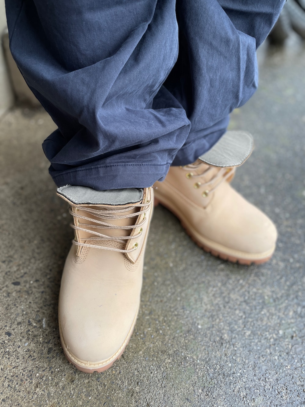 ブルー系のチノパンツ、その他のシャツ/ブラウス、ベージュ系のブーツを着用したメンズの夏コーディネートの3枚目の写真