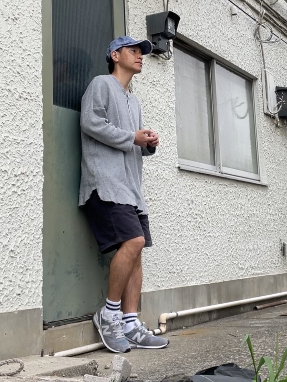 グレー系のスニーカー、ブルー系のその他パンツ、グレー系のTシャツ/カットソーを着用したメンズの春コーディネートの4枚目の写真