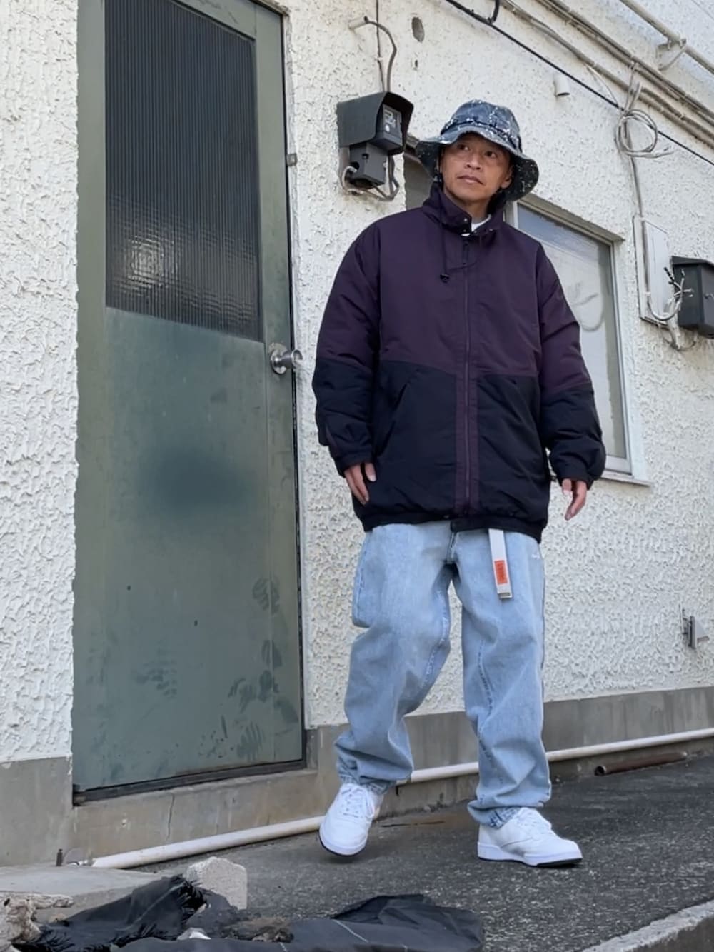 ホワイト系のスニーカー、ブルー系のデニムパンツ、その他のシャツ/ブラウスを着用したメンズの秋コーディネートの3枚目の写真