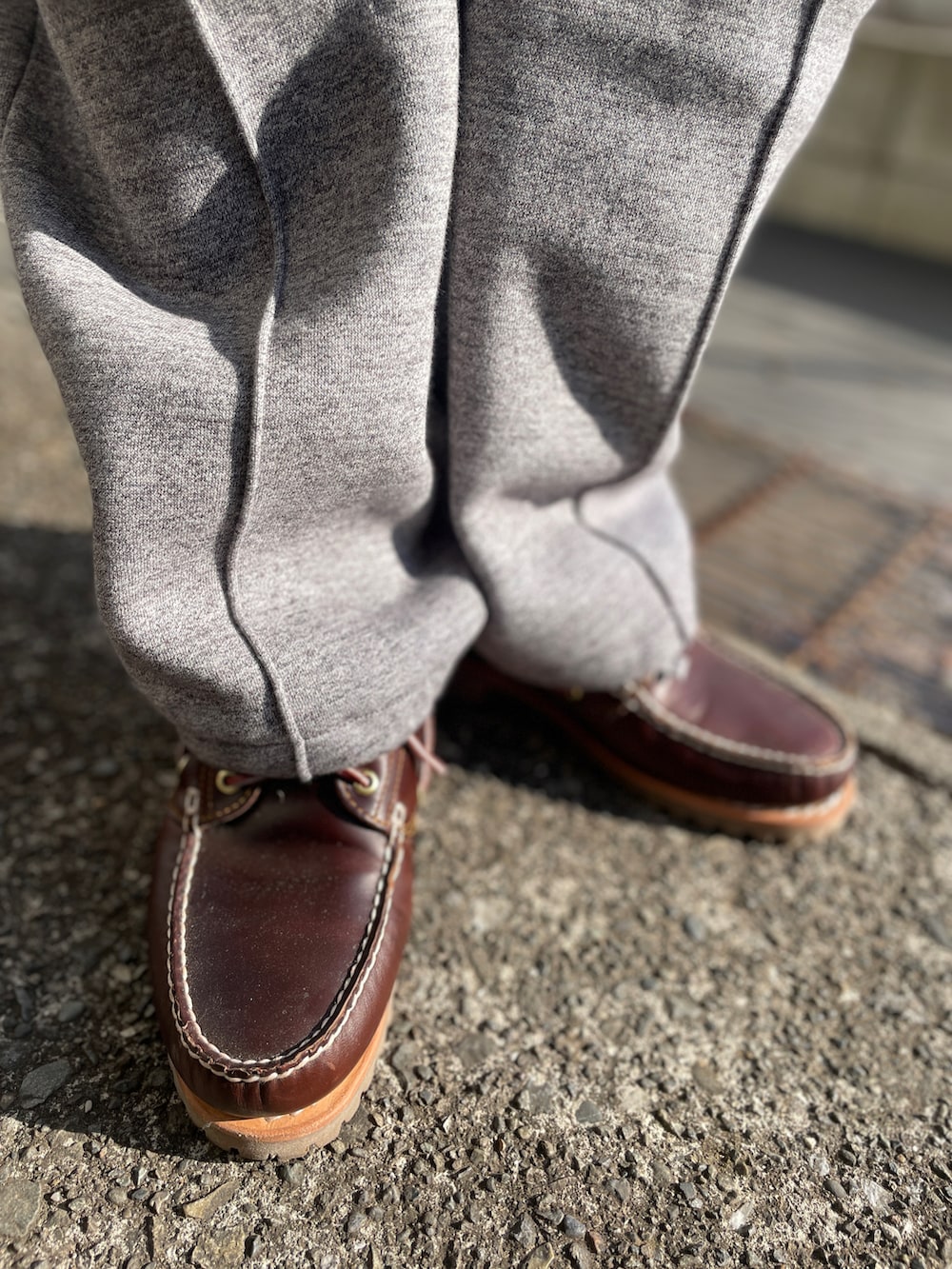 ブルー系のデニムジャケット、ブルー系のテーラードジャケット、ブラウン系のモカシン/デッキシューズを着用したメンズの冬コーディネートの3枚目の写真